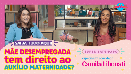 Duas mulheres sentadas uma cada cadeira sorrindo para falar sobre os direitos da mãe desempregada e o auxílio-maternidade